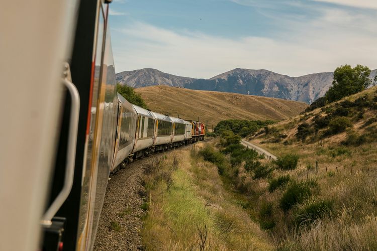 Kereta Tenaga Surya Pertama di Argentina Ajak Wisatawan Menjelajah Sejarah Kuno