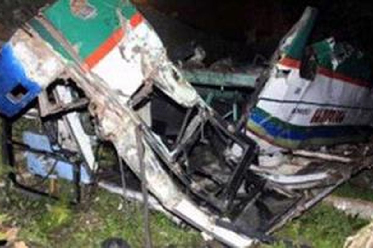 Bangkai bus Trisakti saat berada dalam jurang di Dusun Kuwayahan, Pingit, Pringsurat, Kabupaten Temanggung, Jateng, Selasa (8/2/2011) subuh. Kecelakaan maut Senin (7/2/2011) malam itu menelan belasan korban jiwa dan puluhan lainnya luka-luka.