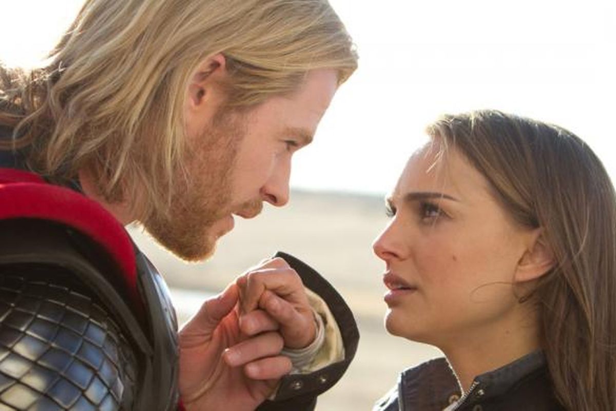 Natalie Portman dan Chris Hemsworth dalam Thor (2011)