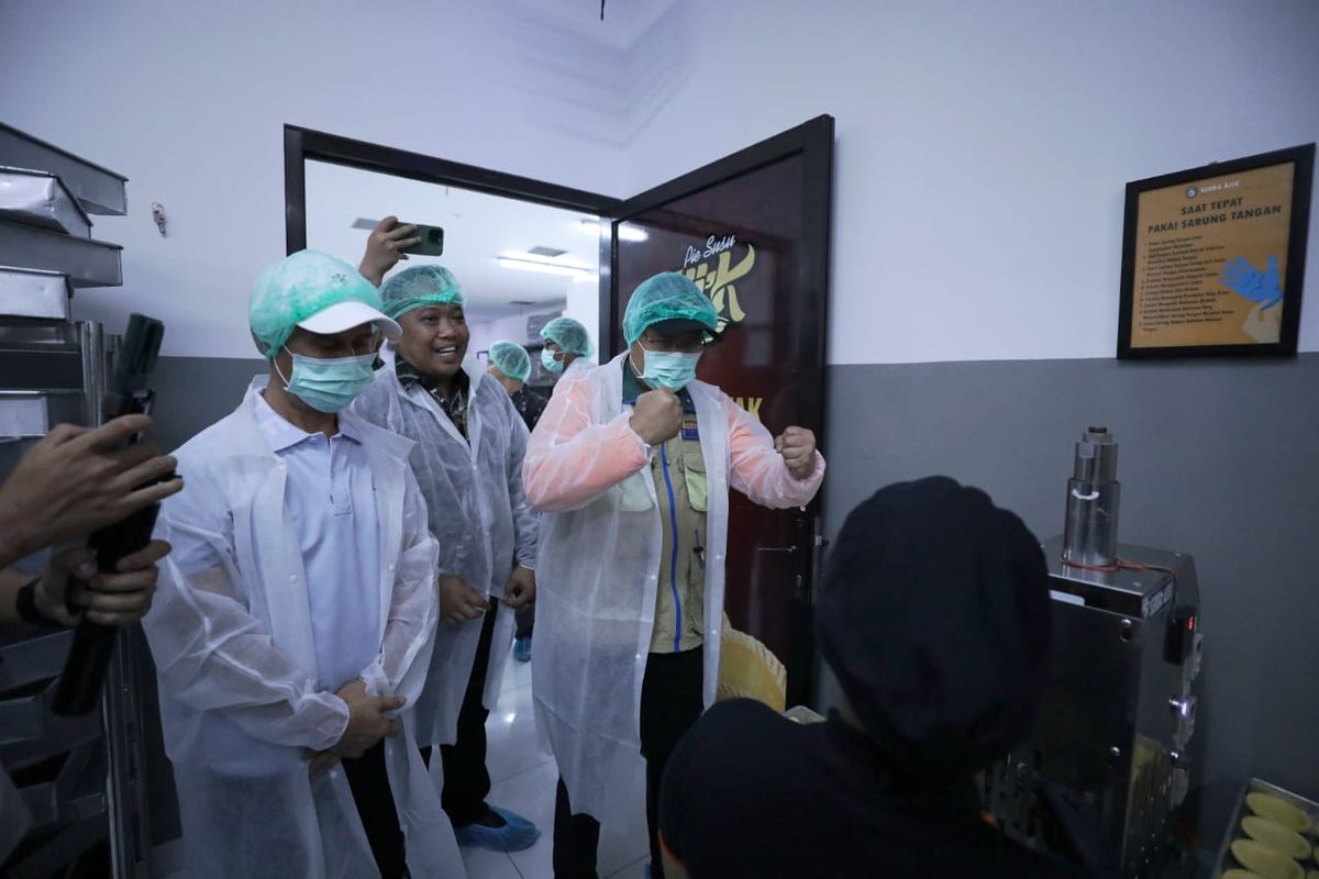 Mensos Gus Ipul saat menyapa para pekerja disabilitas di Krisna Nusantara Grup.