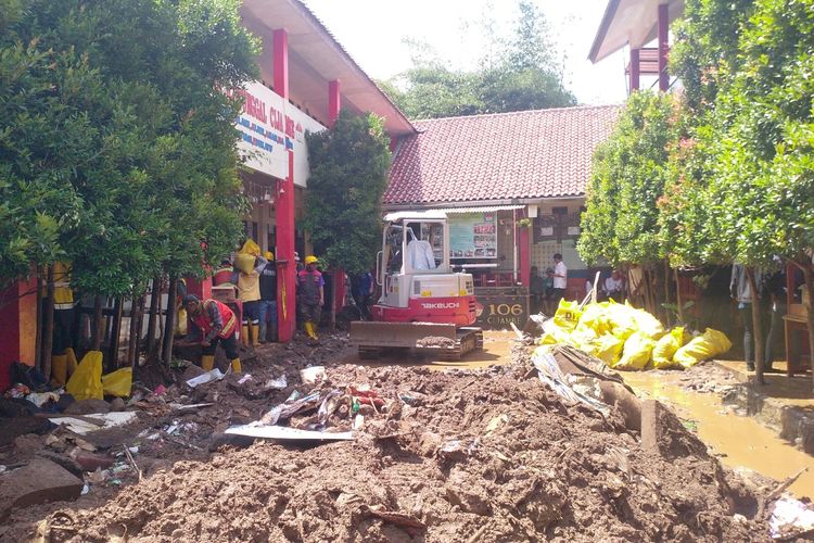 Air deras limpahan dari tanggul Sungai Cicalebak di Jalan Sukup Baru, Kelurahan Pasirendah, Kecamatan Ujungberung, Kota Bandung, Senin (1/4/2019) sore kemarin mengakibatkan kerusakan parah di SDN Aji Tunggal. 