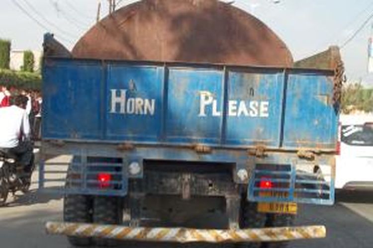 Di Srinagar dan umumnya kota-kota di India, bak belakang truk selalu ditulisi seperti ini.