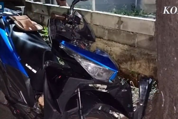 Seorang pengendara motor tewas usai menabrak sebuah pohon di Jalan Raya PKP Ciracas, Jakarta Timur.
