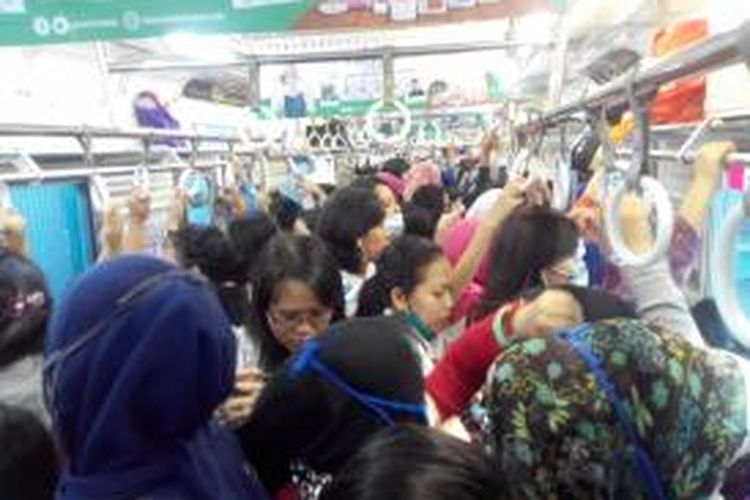 Setelah libur lebaran, situasi di dalam Commuterline kembali padat pada Senin (27/7/2015). 