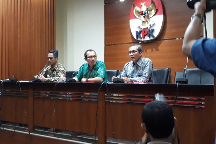 Wakil Ketua KPK Alexander Marwata (paling kanan), Wakil Ketua KPK Saut Situmorang (tengah), dan Jubir KPK Febri Diansyah. Rabu (21/6/2017)