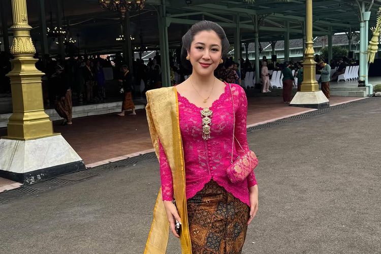 7 Gaya Sherina Munaf Hadiri Tingalan Jumenengan Mangkunegaran, Kebaya Fuchsia Curi Perhatian