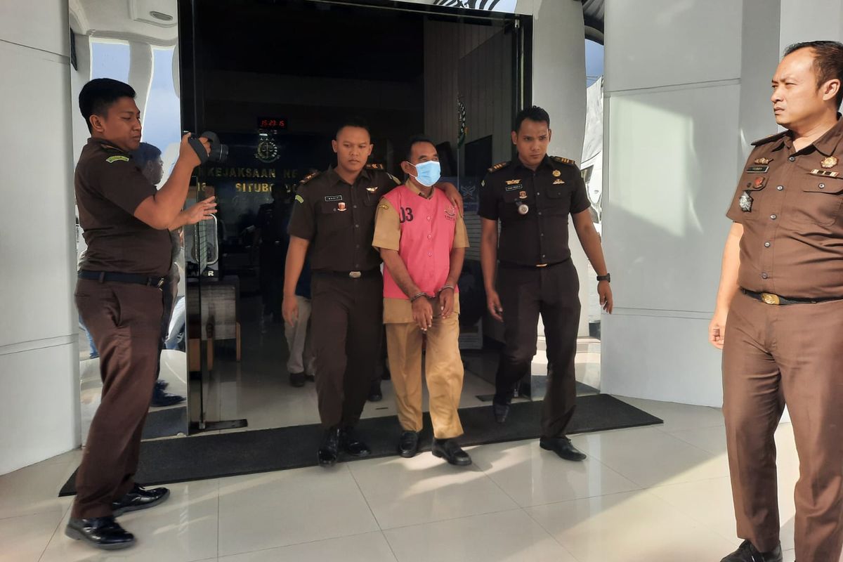 Munakip, Kapala Desa Peleyan, Kecamatan Panarukan, Kabupaten Situbondo, ditahan di Rutan Kelas 2 B Situbondo setelah tidak bisa mengembalikan uang korupsi DD dan ADD pada Senin (4/12/2023)