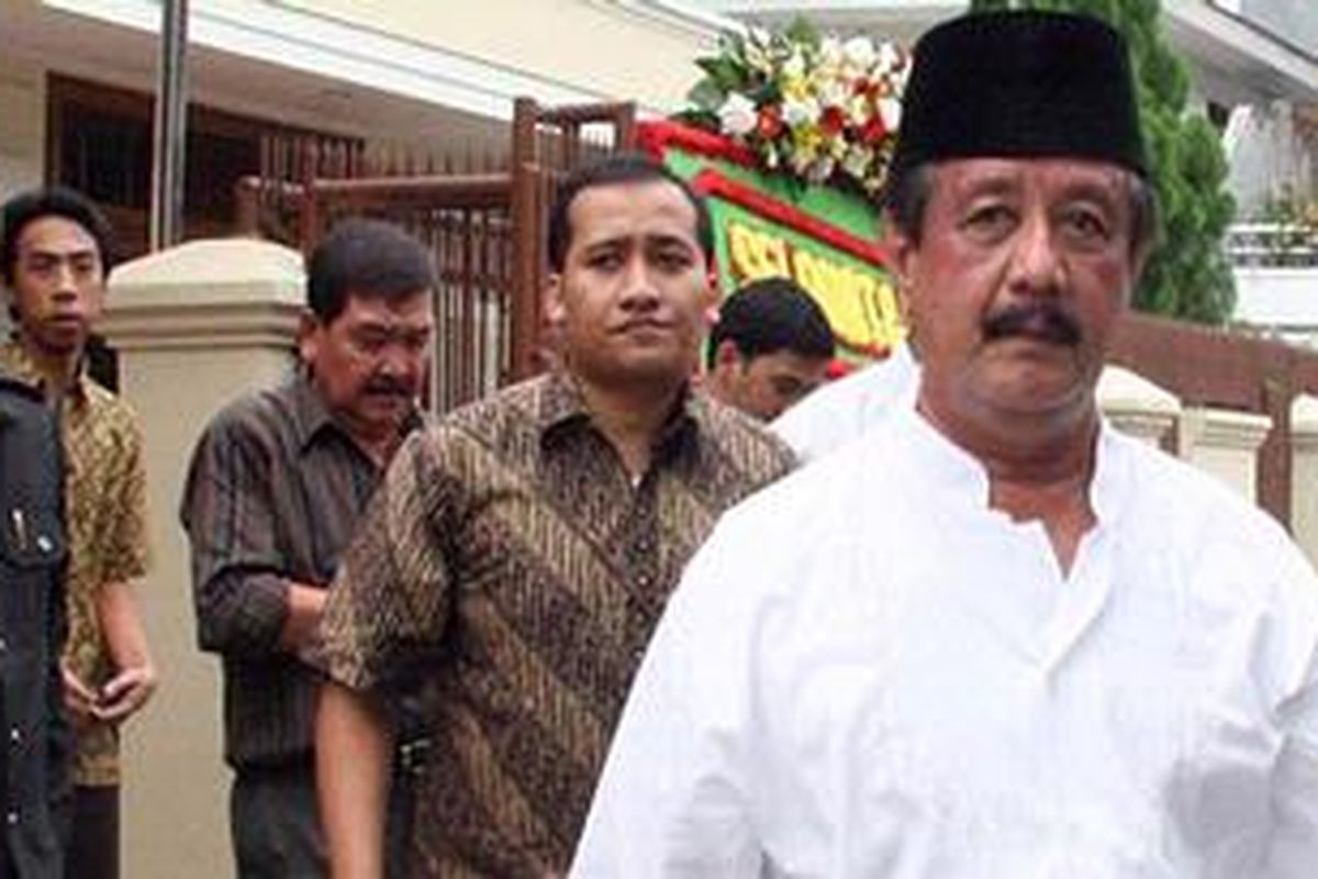 Jaksa Agung terpilih Basrief Arief saat akan melaksanakan sholat jumat di Masjid Nurul Falah dibilangan jalan Tanjung Duren, Jakarta Barat, Jumat (26/11/2010).