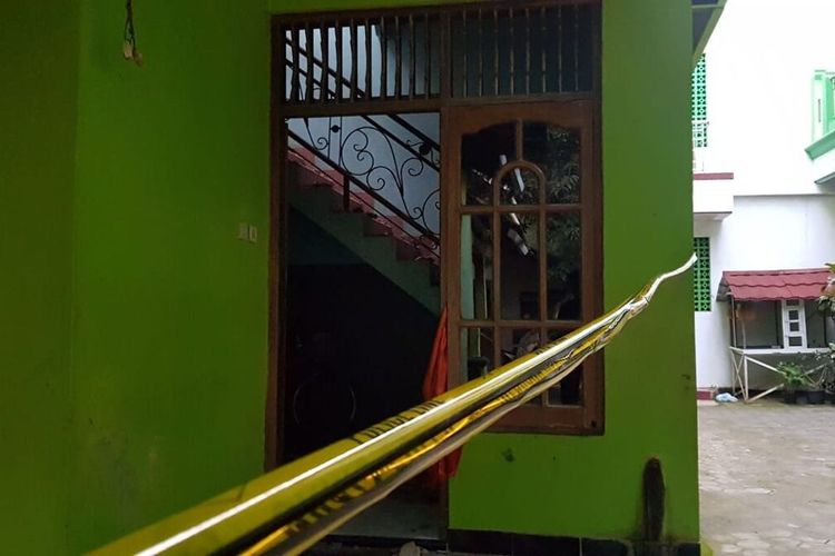 Ledakan dahsyat yang diduga akibat petasan merusak bangunan atas sebuah rumah bertingkat di lingkungan Ponpes Darul Masyruh, Desa Klambu, Kecamatan Klambu, Kabupaten Grobogan, Jawa Tengah, Jumat (28/1/2022) siang sekitar pukul 14.00.