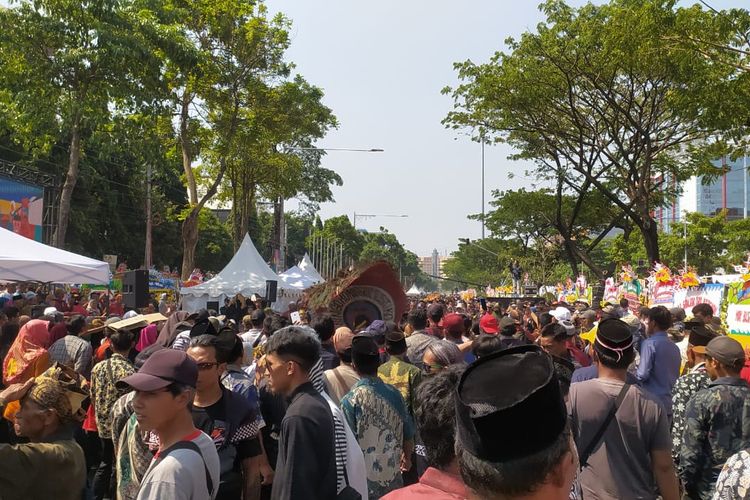 Ribuan warga mulai padati kantor Gubernur Jateng, Ganjar Pranowo di Jalan Pahlawan Kota Semarang, Selasa (5/9/2023). 