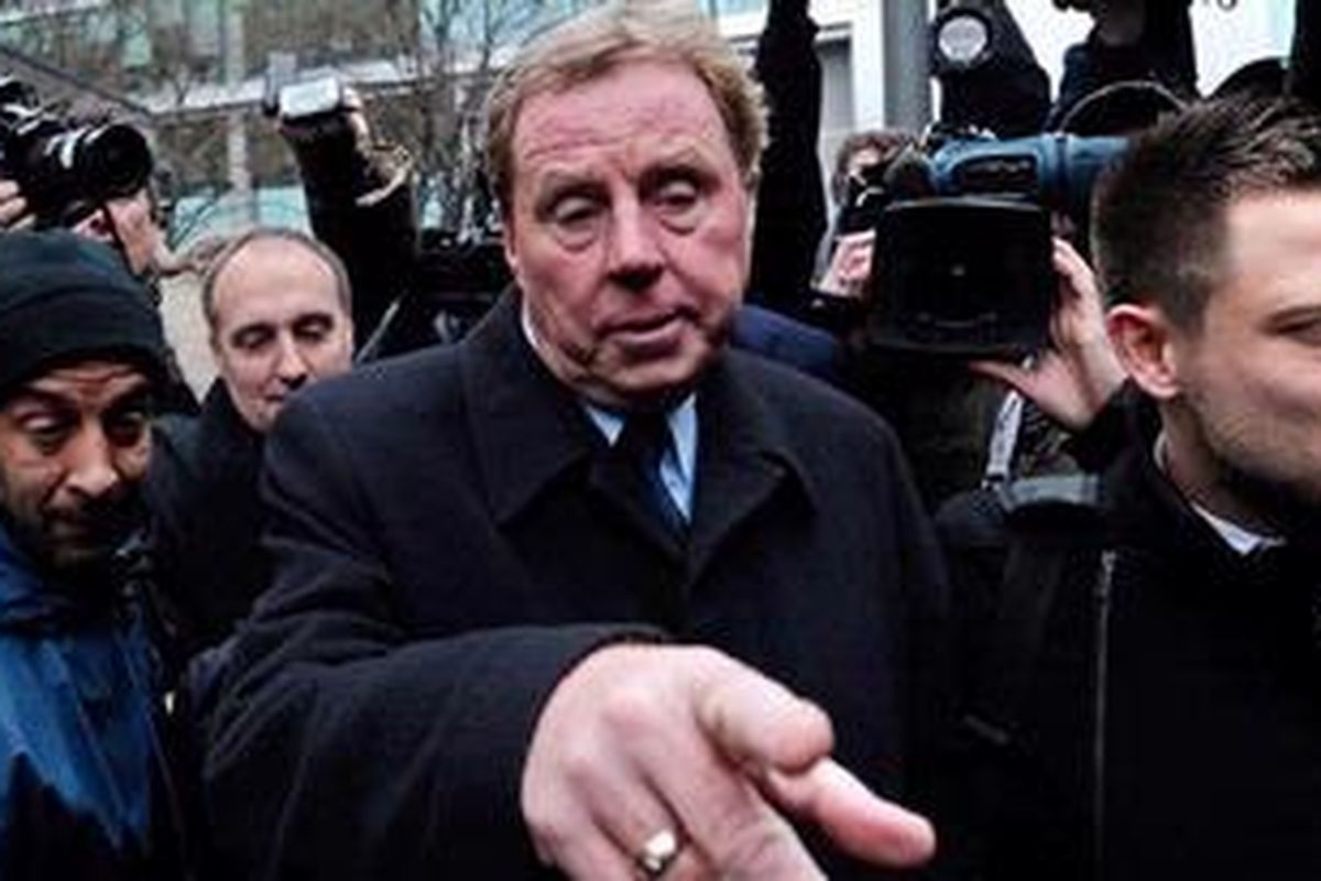 Pelatih Tottenham Hotspur, Harry Redknapp (tengah).