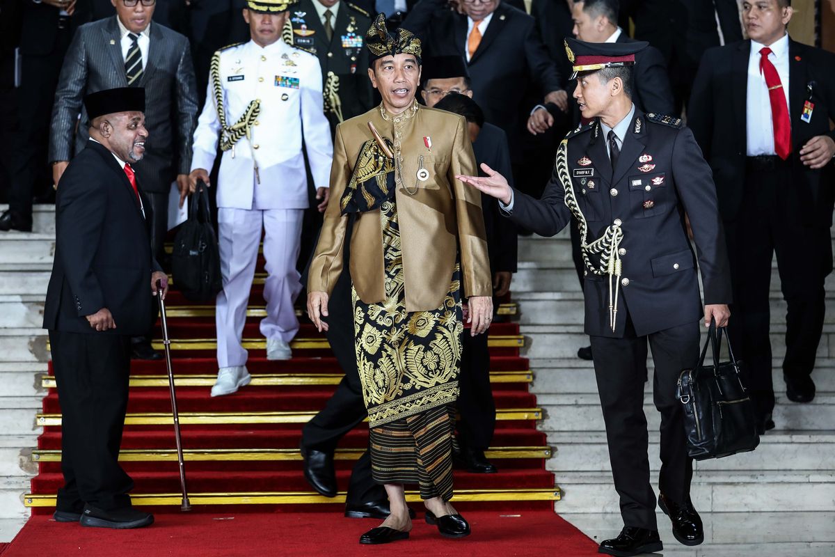 Presiden Joko Widodo dengan baju adat suku Sasak NTB setelah menyampaikan pidato kenegaraan dalam rangka HUT Ke-74 Kemerdekaan RI di Kompleks Parlemen, Senayan, Jakarta, Jumat (16/8/2019).