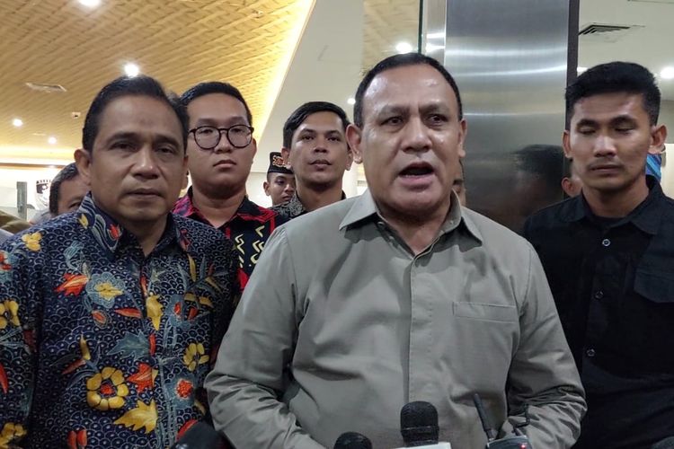 Ketua Komisi Pemberantasan Korupsi (KPK) nonaktif karena menjadi tersangka kasus korupsi, Firli Bahuri, selesai diperiksa oleh penyidik gabungan di Bareskrim Polri, Jakarta Selatan, Jumat (1/12/2023) malam. 
