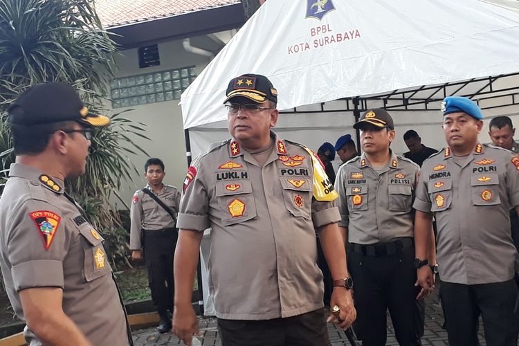Kapolda Jatim Irjen Luki Hermawan (tengah) saat meninjau lokasi rekapitulasi suara Pemilu 2019 KPU Jatim di Hotel Singgasana Surabaya, Senin (6/5/2019)