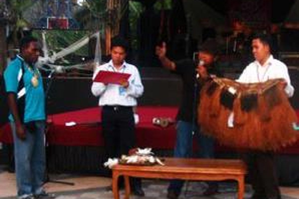 Sebuah cawat khas Asmat tengah dilelang di Pasar Seni Taman Impian Jaya Ancol, Rabu (27/8). Cawat tersebut hanya terjual Rp50.000.