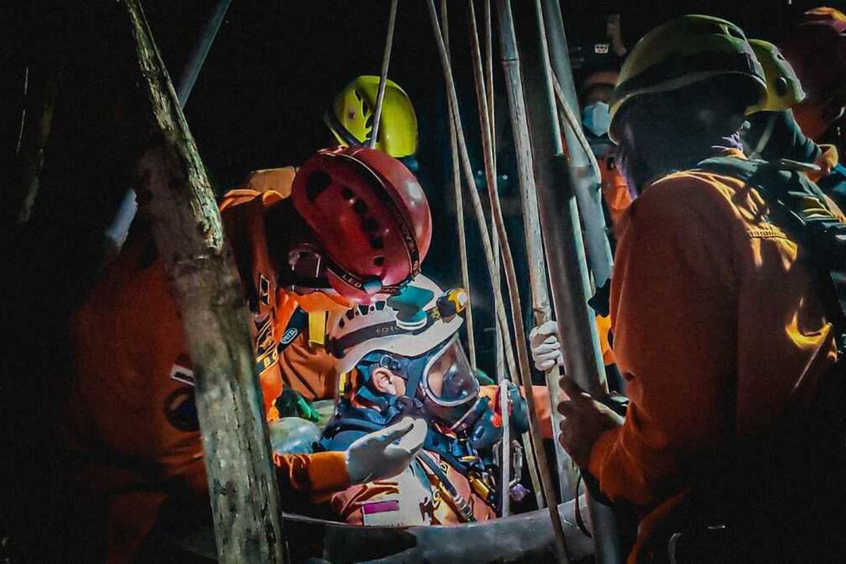 Petugas penyelamat dari BPBD Kabupaten Tuban sedang mengevakuasi jasad seorang kakek yang ditemukan tewas di dalam sumur warga. Rabu ( 26/10/2022).