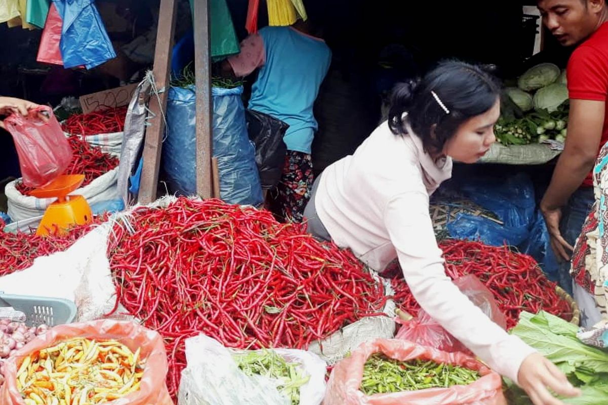 Di pasar tradisional Simpanglimun, harga cabai merah seharga Rp 64.000 per kilogram dari sebelumnya Rp 80.000 per kilogram, Senin (10/6/2019)