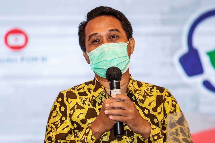 Daeng Mohammad Faqih, Ketua Umum Pengurus Besar Ikatan Dokter Indonesia (PB IDI) memberikan keterangan pers di Kantor BPOM, Jakarta Timur, Kamis (19/11/2020).  Vaksin covid-19 yang ditargetkan Desember tertunda dan bakal mundur pada Januari 2021. Di Indonesia sendiri, pengadaan vaksin covid-19 akan didatangkan dari CanSino Biologics Inc, Sinovac Biotech Ltd, dan Sinopharm (G42), tiga perusahaan China. Tiga vaksin Covid-19 tersebut direncanakan akan tiba pada akhir tahun ini.