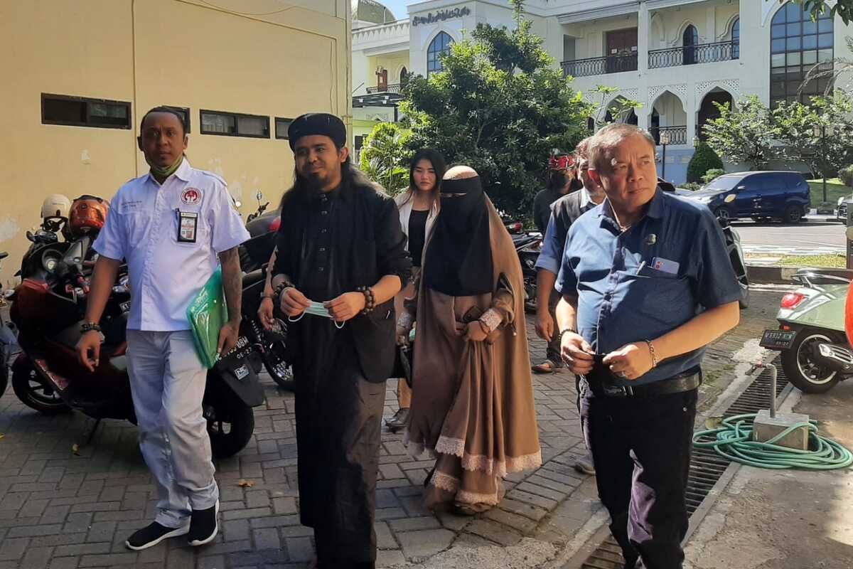 Samsudin (bersorban hitam) melaporkan pesulap merah ke Polda Jatim, Rabu (3/8/2022).