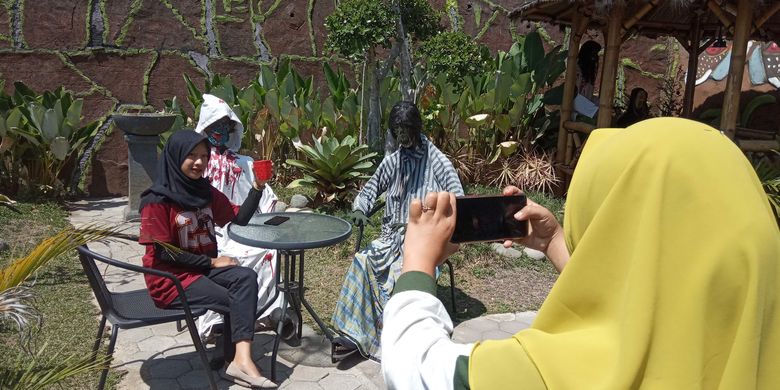 Hantu Malah Diajak Selfie Di Kampung Horor Semarang Halaman All Kompas Com