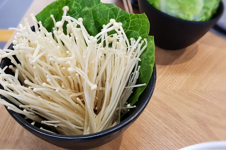 Ilustrasi jamur enoki.