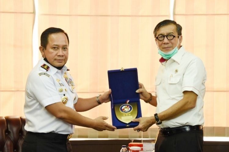 Kepala Badan Keamanan Laut (Bakamla) Laksdya TNI Aan Kurnia (kiri) dan Menteri Hukum dan HAM (Menkumham) Yasonna H Laoly (kanan) saat menggelar pertwmuan di kantor Kemenkumham, Selasa (30/6/2020).