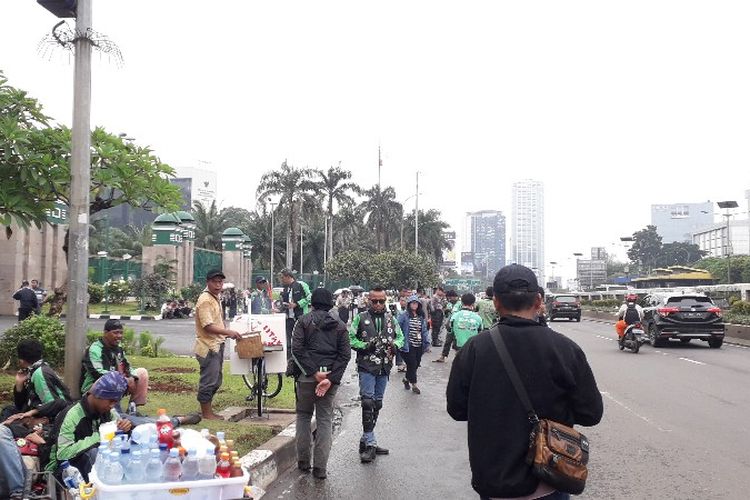 Pengendara ojek online berkumpul demo di depan gedung DPR RI, Jalan Gatot Subroto, Jakarta Pusat pada Senin (23/4/2018).