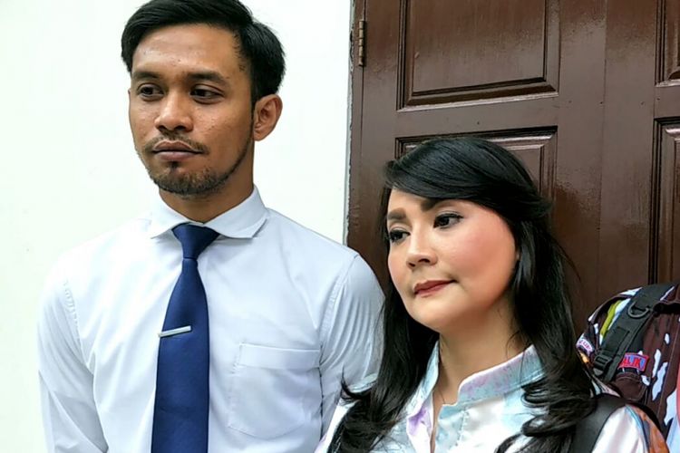 Tessa Kaunang bersama tim kuasa hukumnya saat ditemui di Pengadilan Negeri, Jakarta Selatan, Senin (19/3/2018).