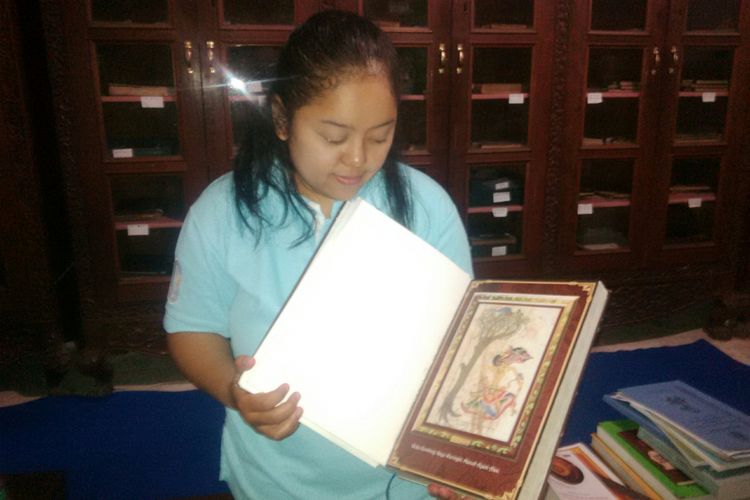 Pengelola naskah kuno Museum Radya Pustaka, Kurnia Heniwati (35) menunjukkan naskah kuno koleksi Museum Radya Pustaka di Solo, Jawa Tengah, Jumat (3/8/2018).