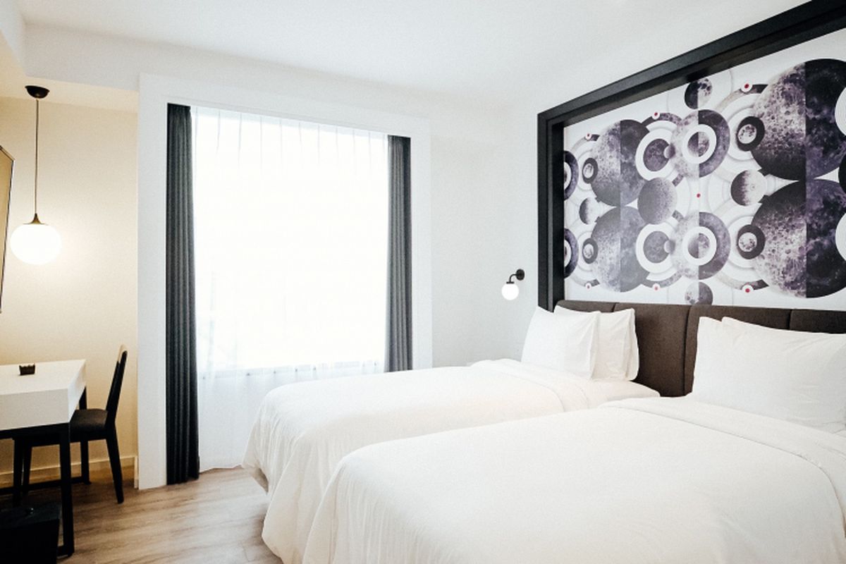 Kamar Studio 25, artwork by Radhinal Indra di Hotel de Braga by Artotel, hotel baru dari Artotel Group dibuka pada 18 Agustus 2018 di Jalan Braga No.10, Bandung, Jawa Barat. 