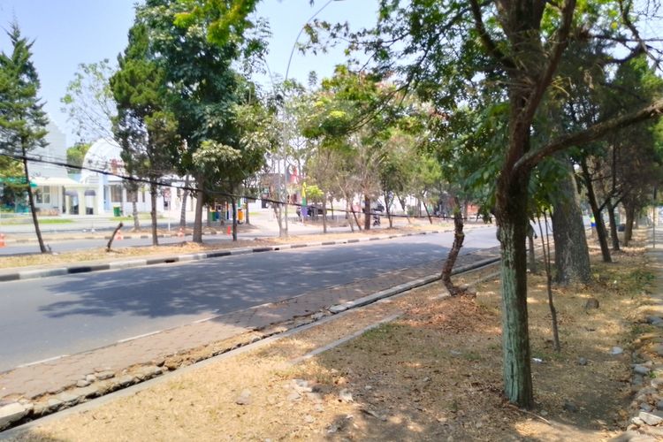 Potret kabel udara semrawut di Jalan Pahlawan, Neglasari, Kota Bandung, Minggu (10/9/2023).