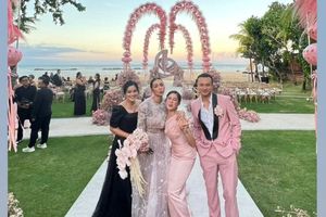 Potret Geng AADC? Hadiri Pernikahan Adinia Wirasti dan Michael Wahr 