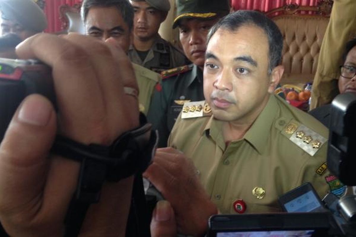 Bupati Tangerang Ahmed Zaki Iskandar memberi penjelasan usai rapat koordinasi terkait penertiban lokalisasi Dadap, Kabupaten Tangerang, Senin (14/3/2016). 


