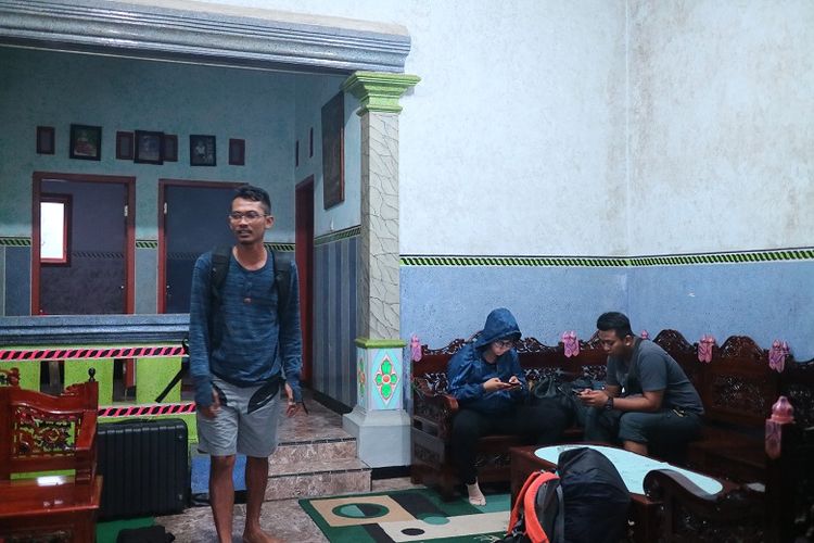 Rekan-rekan jurnalis dari Jakarta tengah berada di salah satu homestay di Desa Argosari, Kecamatan Senduro, Kabupaten Lumajang, Jawa Timur, Senin (20/5/2017). Homestay adalah satu-satunya penginapan yang ada di Desa Argosari.