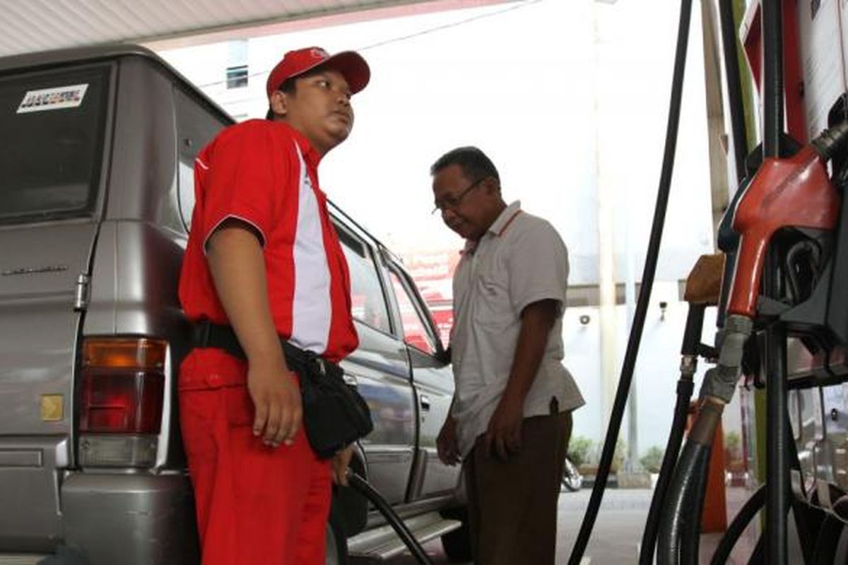 Petugas SPBU mengisi solar bersubsidi kepada mobil konsumen di SPBU Coco Cikini Jakarta Pusat, Kamis (31/7/2014). Sesuai arahan Badan Pengatur Kegiatan Hilir Minyak dan Gas Bumi (BPH Migas), aturan pelarangan pembelian BBM subsidi jenis minyak solar khususnya di wilayah Jakarta Pusat mulai diberlakukan Jumat 1 Agustus. Selain itu, BPH Migas juga membatasi pembelian solar bersubsidi di daerah lain dengan melarang pembelian pada malam hari.