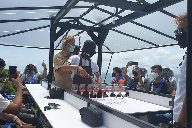 Ngopi di atas Awan menggunakan Gondola di Teras Kaca, Gunungkidul, DI Yogyakarta