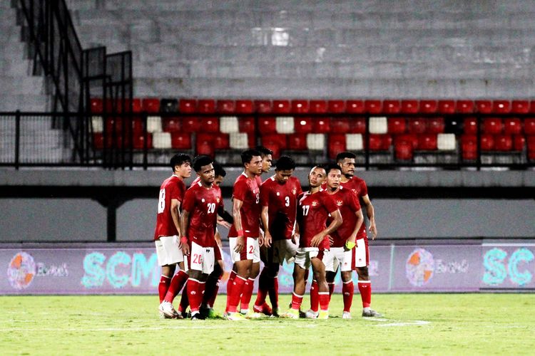 Pemain Timnas Indonesia saat ujicoba melawan Timor Leste dalam rangka FIFA Matchday yang berakhir dengan skor 4-1 di Stadion Kapten I Wayan Dipta Gianyar, Kamis (27/1/2022) malam.