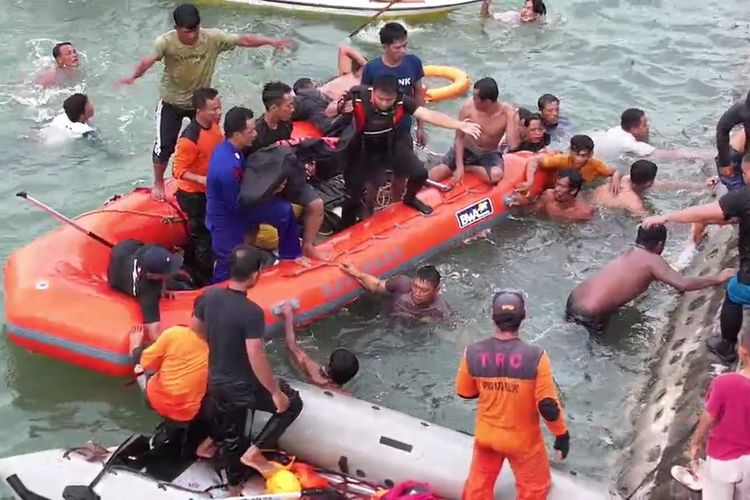 Tim SAR gabungan Basarnas, BPBD Palopo dan Polres Palopo lakukan evakuasi terhadap bocah tenggelam di pinggir laut Pantai pelabuhan Tanjung Ringgit, Kota Palopo, Kamis (18/1/2024) petang.