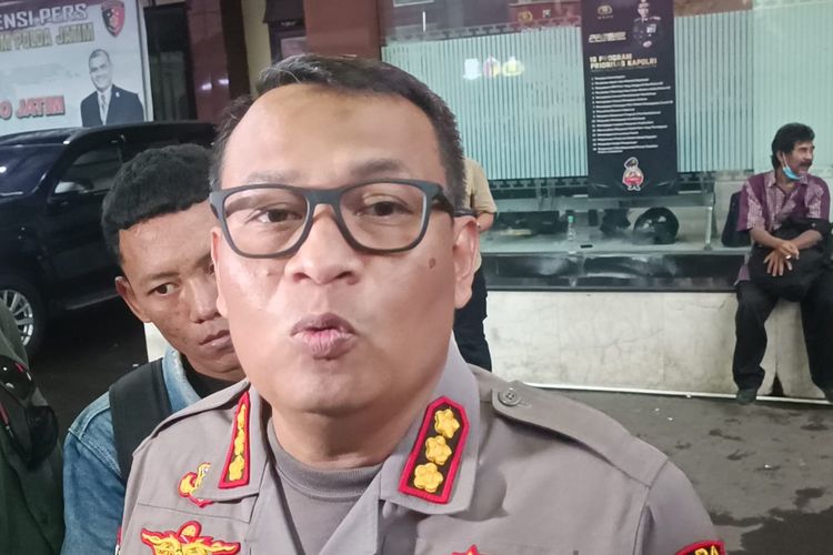 Kabid Humas Polda Jatim Kombes Pol Dirmanto saat memberi keterangan terkait penahanan 6 tersangka Tragedi Kanjuruhan di Mapolda Jawa Timur, Surabaya, Senin (24/10/2022).