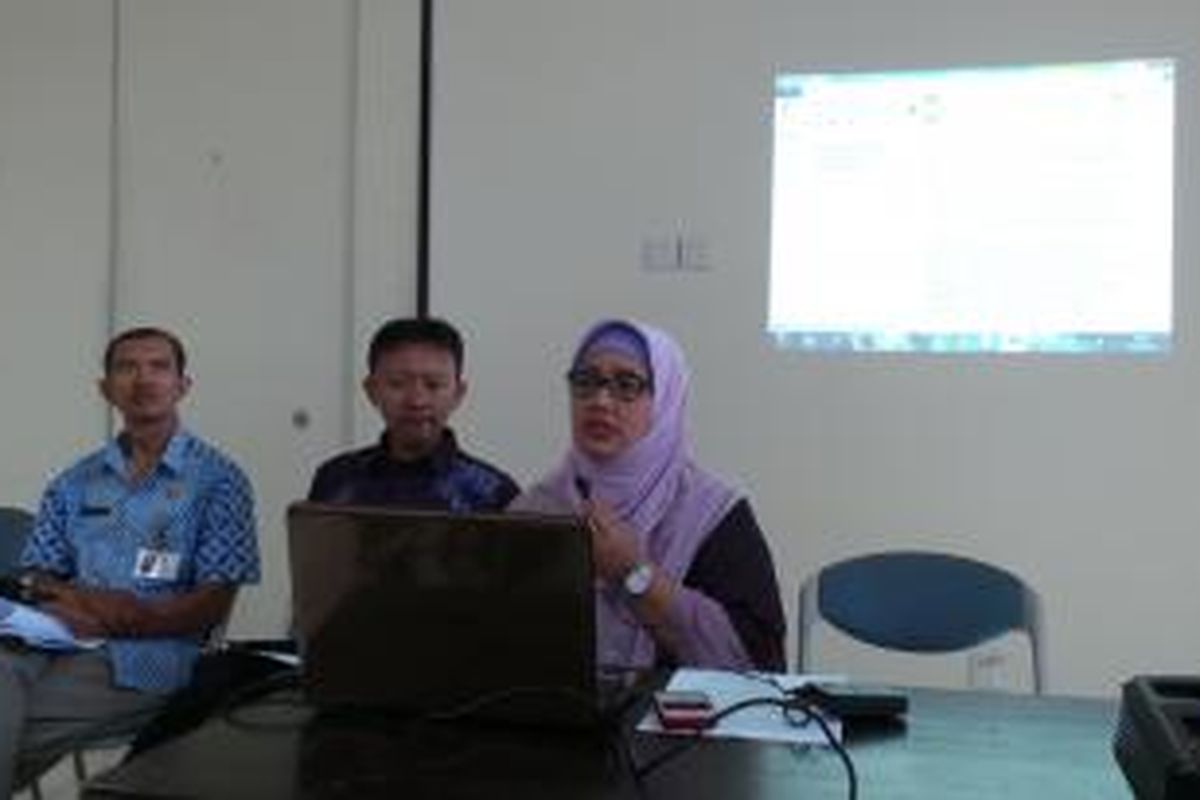 Koordinator Forum Musyawarh Guru Jakarta (FMGJ) (paling kanan) Retno Listyarti