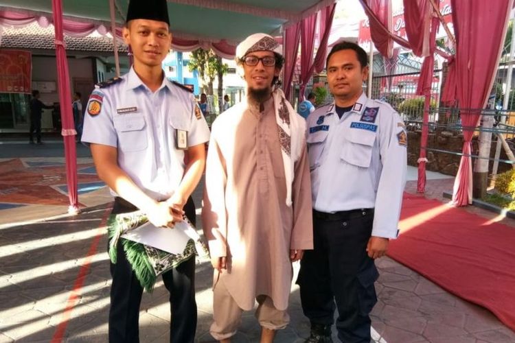 Wildan Bahriza (tengah) ? saat berada di dalam penjara ? bersama dua orang petugas lembaga pemasyarakatan.