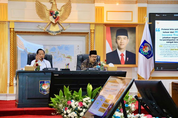 Menteri Dalam Negeri (Mendagri) Muhammad Tito Karnavian dalam Rapat Koordinasi Teknis Perencanaan Pembangunan (Rakortekrenbang) 2025 secara virtual dari Ruang Sidang Utama (RSU) Kantor Pusat Kementerian Dalam Negeri (Kemendagri), Jakarta, Rabu (12/3/2025). 