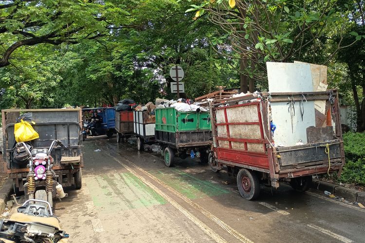 Puluhan Gerobak Sampah Mengantre di TPS Jatinegara imbas Bantargebang Longsor