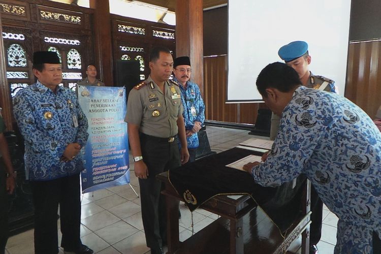 Penandatanganan pakta integritas, penerimaan anggota Polri, Akpol, Bintara dan Tamtama tahun anggaran 2017 di Pendopo Rumah Dinas Bupati Semarang, Senin (17/4/2017).  