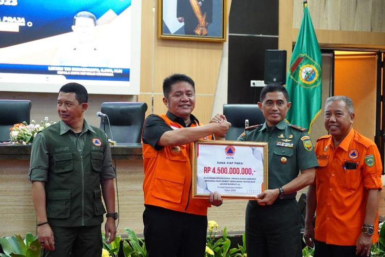 Gubernur Sumatera Selatan (Sumsel) Herman Deru bersama Kepala BNPB Sumsel Suharyanto  dalam rapat koordinasi (rakor) dengan Badan Nasional Penanggulangan Bencana (BNPB) di Aula Binapraja Pemprov Sumsel, Selasa (12/9/2023).
