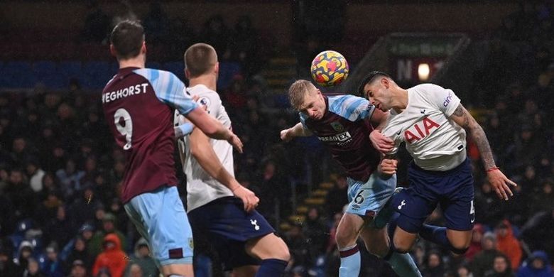 Pemain Burnley, Ben Mee (dua dari kanan), mencetak gol ke gawang Tottenham Hotspur lewat sundulan. Burnley menang 1-0 atas Tottenham Hotspur.