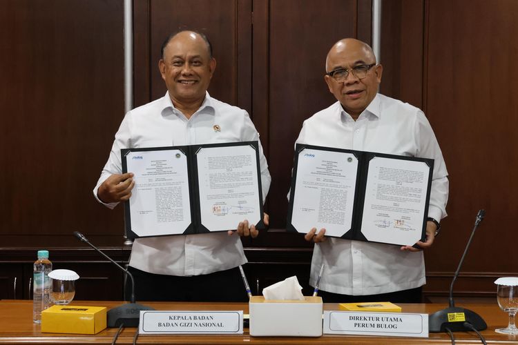 Kepala BGN Dadan Hindayana bersama Dirut Perum Buloh Wahyu Suparyono saat menandatangani nota kesepahaman pemenuhan gizi nasional di Kantor Pusat Perum Bulog, Jakarta, Senin (23/12/2024). 