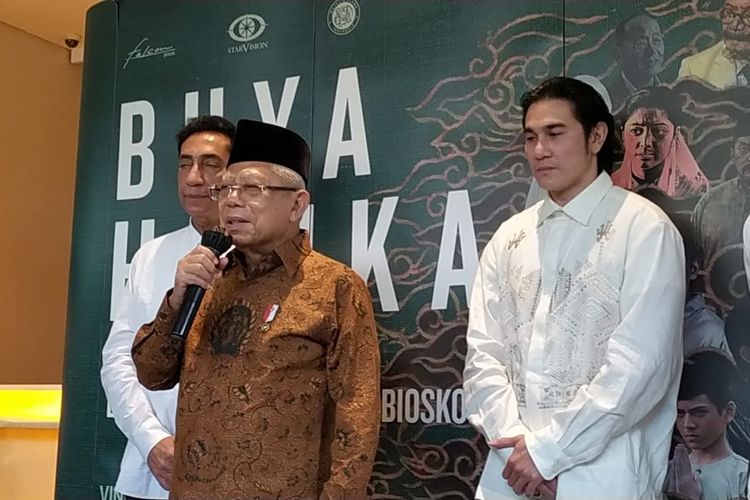 Wakil Presiden Indonesia Ma’ruf Amin menyaksikan film Buya Hamka di XXI Epicentrum Kuningan, Jakarta Selatan, Selasa (21/3/2023).