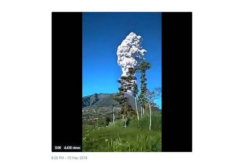 Ketinggian Erupsi Freatik Merapi Capai 5.500 Meter