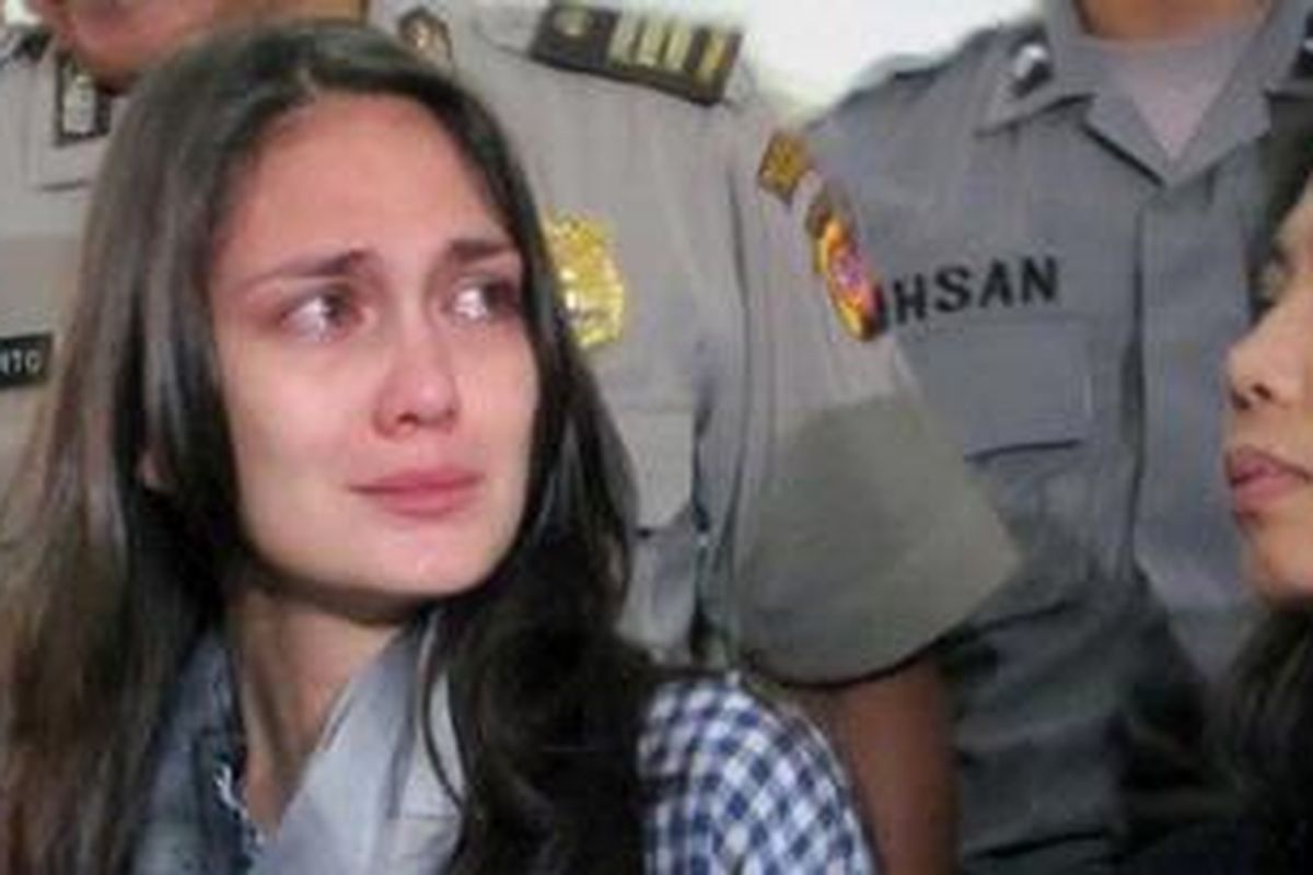 Di ruang sidang Pengadilan Negeri Bandung, 20 Desember 2010, mata Luna Maya berkaca-kaca dan kemudian menangis di pelukan mantan manajernya, Puri Lasmi, saat bertemu dengan Anggit Gagah Pratama, yang juga menjadi saksi kasus Ariel dan di luar sidang disebut-sebut sebagai pengunggah video seks dalam kasus itu.